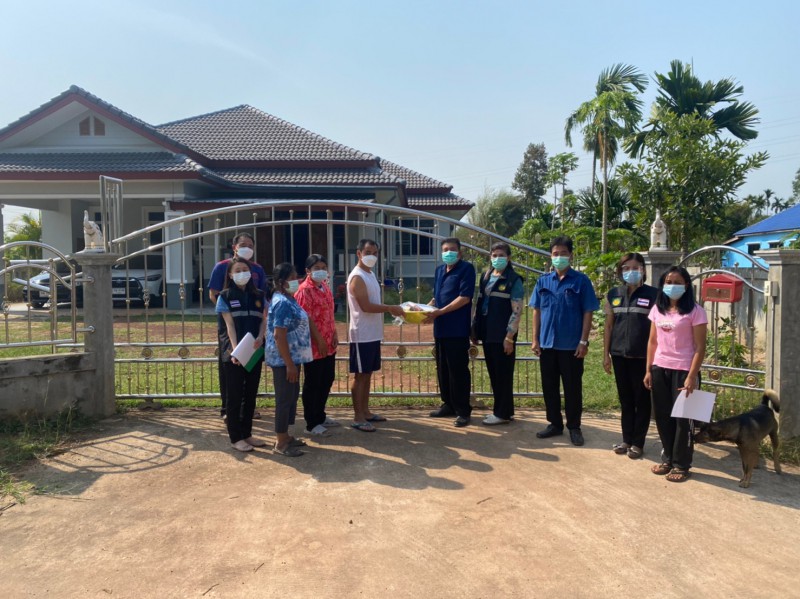 สำนักปลัดเทศบาลตำบลไร่งานสาธารณสุขและสิ่งแวดล้อม เทศบาลตำบลไร่ พร้อมด้วยคณะผู้บริหารเทศบาลตำบลไร่ เจ้าหน้าที่ อสม.ประจำหมู้บ้าน ออกมอบถุงยังชีพ ให้กับผู้ที่กักตัวที่เป็นกลุ่มสัมผัสเสี่ยงสูง