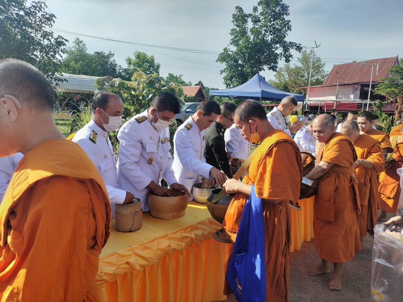 พิธีทำบุญตักบาตรเนื่องในวันเฉลิมพระชนมพรรษาพระบาทสมเด็จพระปรเมนทรรามาธิบดีศรีสินทรมหาวชิราลงกรณ พระวชิรเกล้าเจ้าอยู่หัว รัชกาลที่ 10 ณ วัดเทพสวัสดิ์วิทยา ต.ไร่ อ.พรรณานิคม จ.สกลนคร