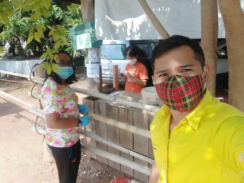 ประชาสัมพันธ์เขต 2 การแพร่ระบาดการแพร่เชื้อโรคติดต่อไวรัสโคโรนา 2019 เพื่อสุขภาพอนามัยของพี่น้องประชาชนชาวตำบลไร่เรา พร้อมตรวจเยี่ยมให้คำแนะนำในการบันทึกข้อมูลบุคคลกลุ่มเสี่ยงที่เดินทางกลับมาหมู่บ้าน โดยใช้ AOT Airports Application