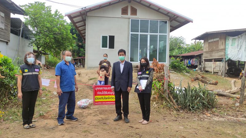 เทศบาลตำบลไร่ พร้อมด้วยคณะผู้บริหารเทศบาลตำบลไร่ ออกมอบถุงยังชีพ ให้กับผู้ที่กักตัวที่เป็นกลุ่มสัมผัสเสี่ยงสูง (ระลอกใหม่) ในเขตพื้นที่ตำบลไร่ เพื่อช่วยเหลือเบื้องต้น