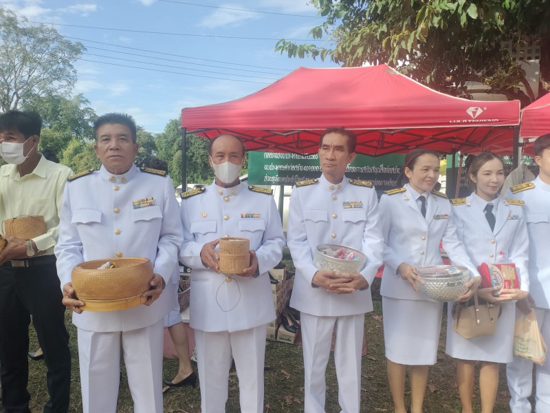นายกเทศมนตรีตำบลไร่ คณะผู้บริหาร หัวหน้าส่วนราชการ และเจ้าหน้าที่เทศบาลตำบลไร่ร่วมกิจกรรมทำบุญตักบาตรและพิธีวางพวงมาลา ไว้อาลัยแด่พระบาทสมเด็จพระบรมชนกาธิเบศรมหาภูมิพลอดุลยเดชมหาราช บรมนาถบพิตร