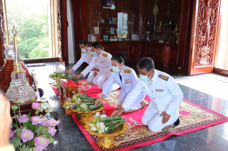 อัญเชิญพวงดอกไม้พระราชทานในสมเด็จพระนางเจ้าสิริกิติ์ พระบรมราชินีนาถ พระบรมราชชนนีพันปีหลวง ไปถวายเป็นพุทธบูชา พระราชนิโรธรังสี คัมภีร์ปัญญาวิศิษฏ์ (หลวงปู่เทสก์ เทสรังสี) ณ วัดถ้ำขาม