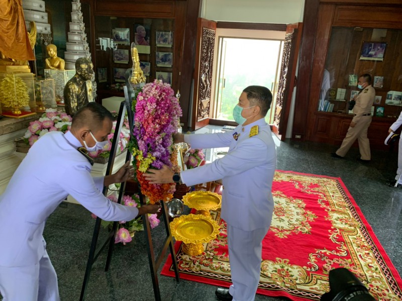 อัญเชิญพวงดอกไม้พระราชทานในสมเด็จพระนางเจ้าสิริกิติ์ พระบรมราชินีนาถ พระบรมราชชนนีพันปีหลวง ไปถวายเป็นพุทธบูชา พระราชนิโรธรังสี คัมภีร์ปัญญาวิศิษฏ์ (หลวงปู่เทสก์ เทสรังสี) ณ วัดถ้ำขาม (2)