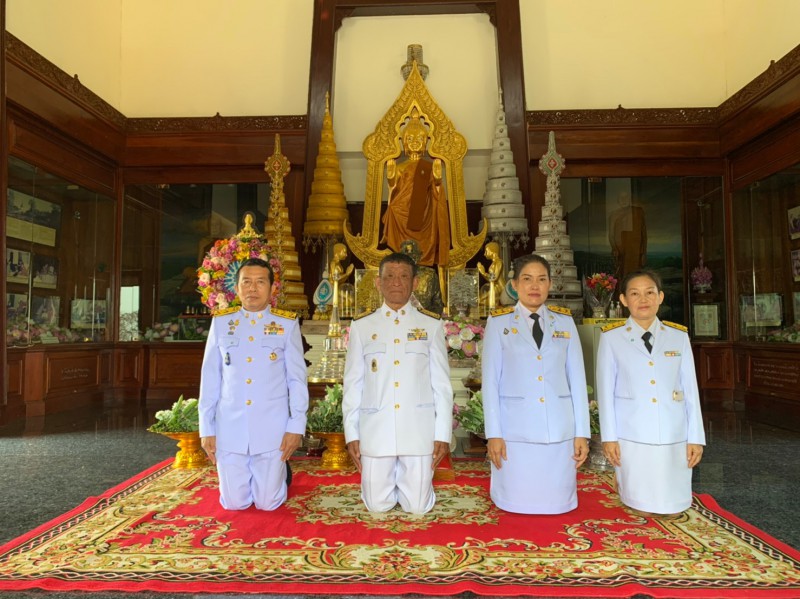 อัญเชิญพวงดอกไม้พระราชทานในสมเด็จพระนางเจ้าสิริกิติ์ พระบรมราชินีนาถ พระบรมราชชนนีพันปีหลวง ไปถวายเป็นพุทธบูชา พระราชนิโรธรังสี คัมภีร์ปัญญาวิศิษฏ์ (หลวงปู่เทสก์ เทสรังสี) ณ วัดถ้ำขาม (4)